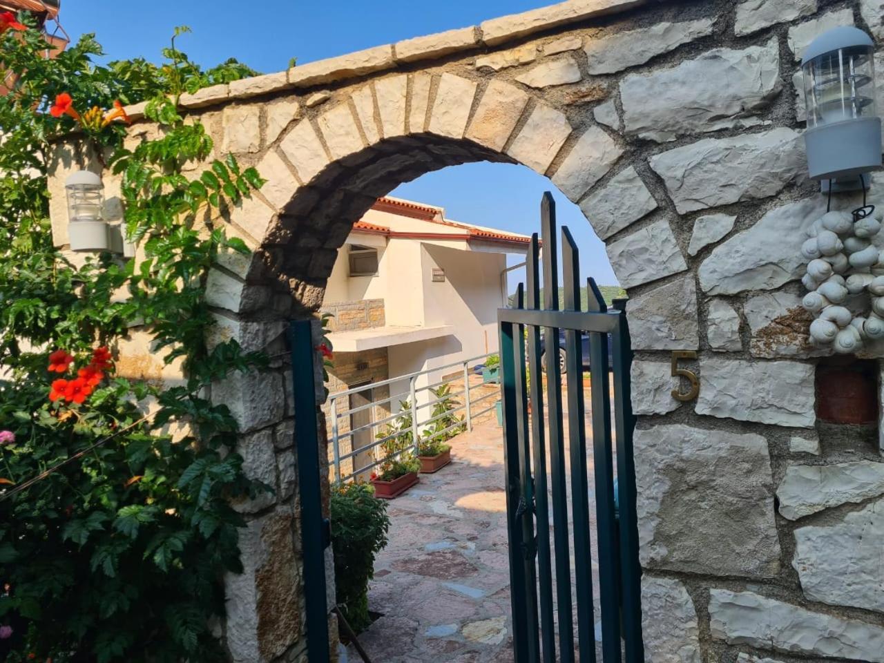 Vila Tatjana Guest House Vuno Exterior photo